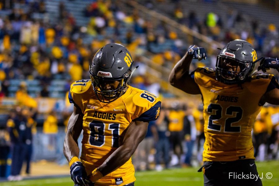 RB Marquell Cartwright (right) and WR Ron Hunt (left) flexing.