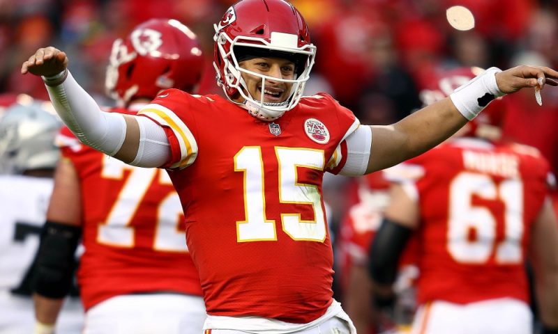Mahomes celebrates during a game versus the Oakland Raiders in 2018.