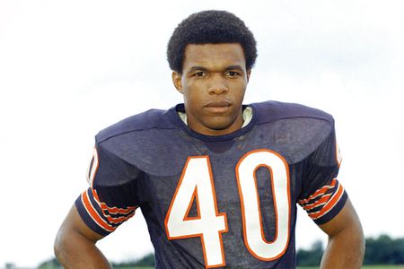 Hall of Fame running back Gale Sayers dies at age 77